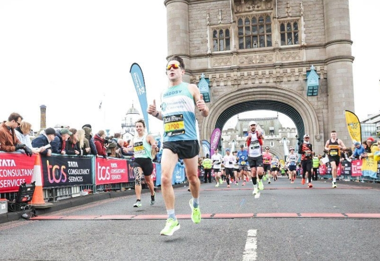 Dementia Concern runner running by Tower Bridge.